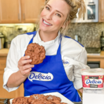 chefe flora segurando o cookies de chocolate