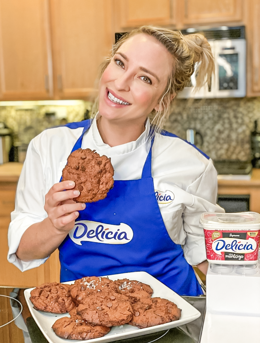 chefe flora segurando o cookies de chocolate